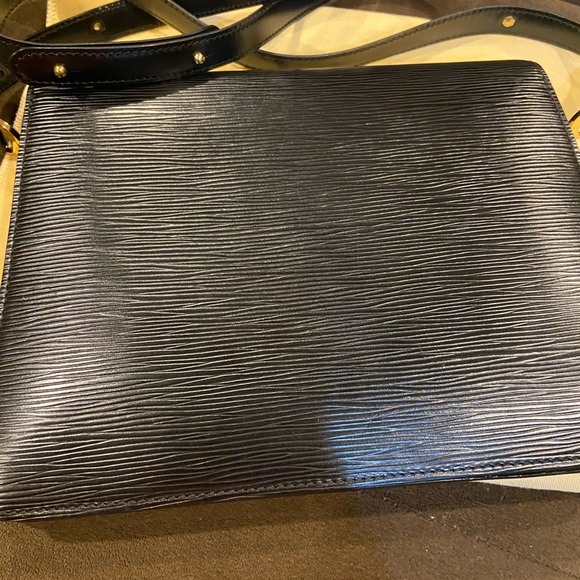 Louis Vuitton (LV) Epi leather bag - Picture 9 of 14